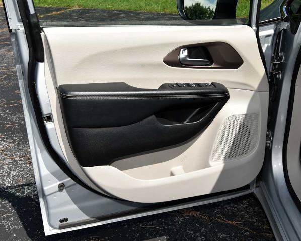 Used 2022 Chrysler Voyager LX FWD image 12