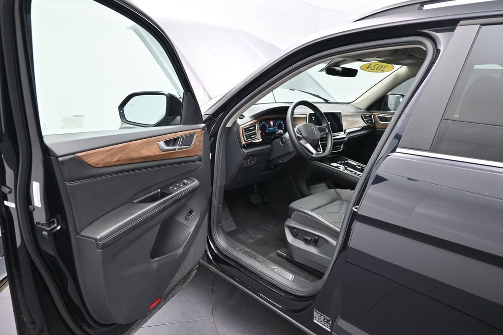 Used 2024 Volkswagen Atlas SE FWD image 12
