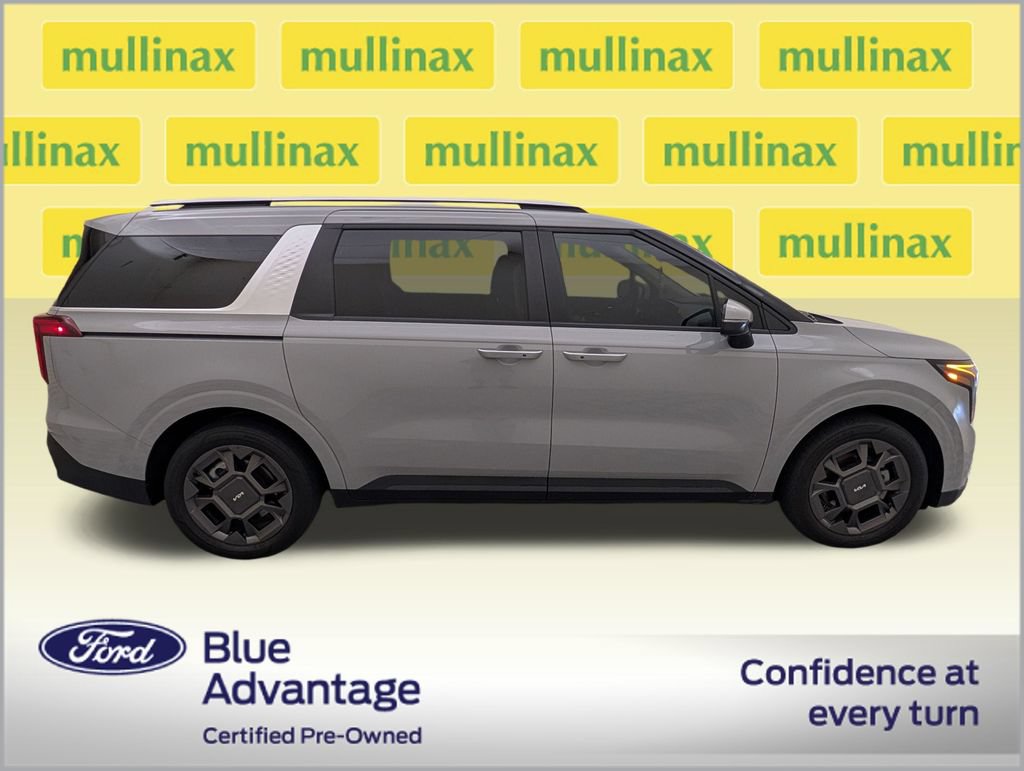 Used 2025 Kia Carnival EX FWD image 2