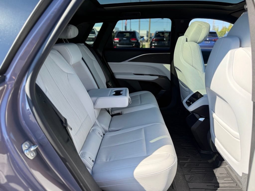 Used 2024 Cadillac Lyriq Luxury w/ LPO, Floor Liner Package AWD/4WD image 21