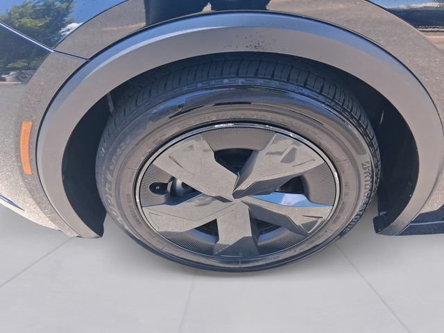 Used 2025 Toyota Prius LE FWD image 9