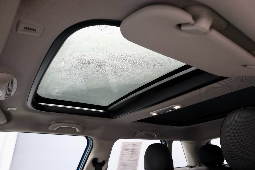 Used 2019 MINI Cooper 4-Door Hardtop w/ Signature Upholstery Package image 24