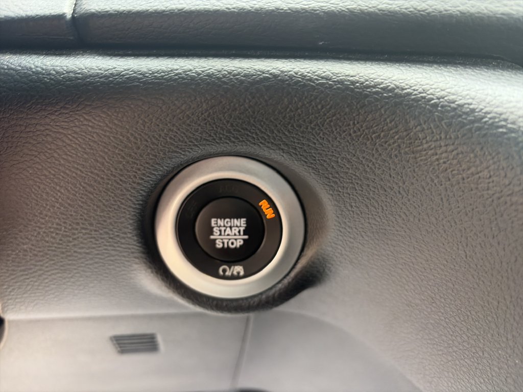 Used 2025 Chrysler Pacifica Select FWD image 26