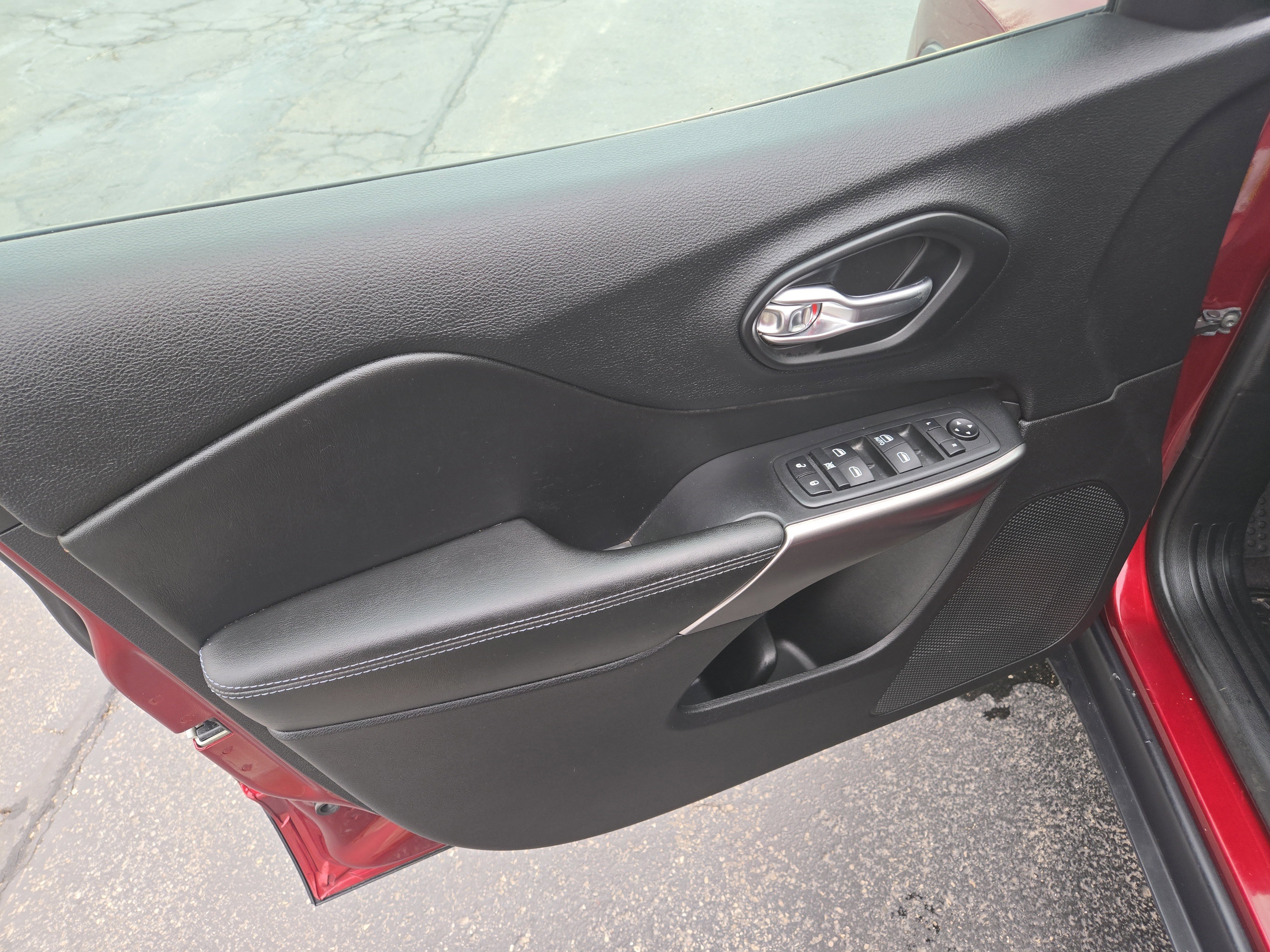 Used 2020 Jeep Cherokee Latitude w/ Cold Weather Group image 16