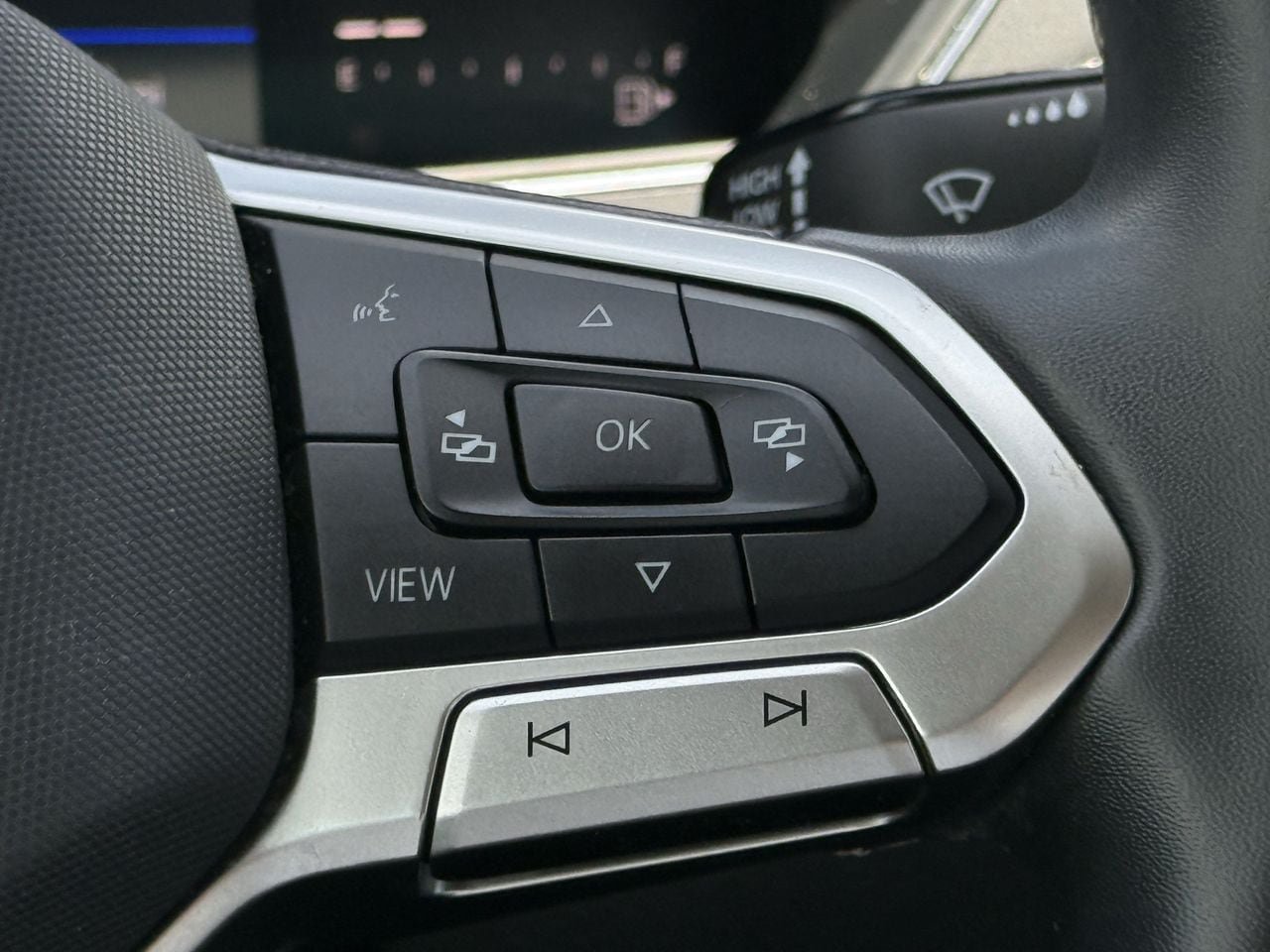 Used 2022 Volkswagen Tiguan SE AWD/4WD image 14
