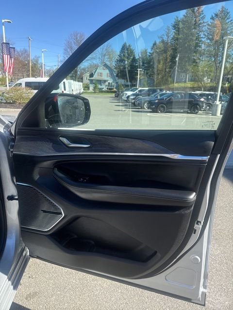 Used 2023 Jeep Grand Cherokee Overland AWD/4WD image 19