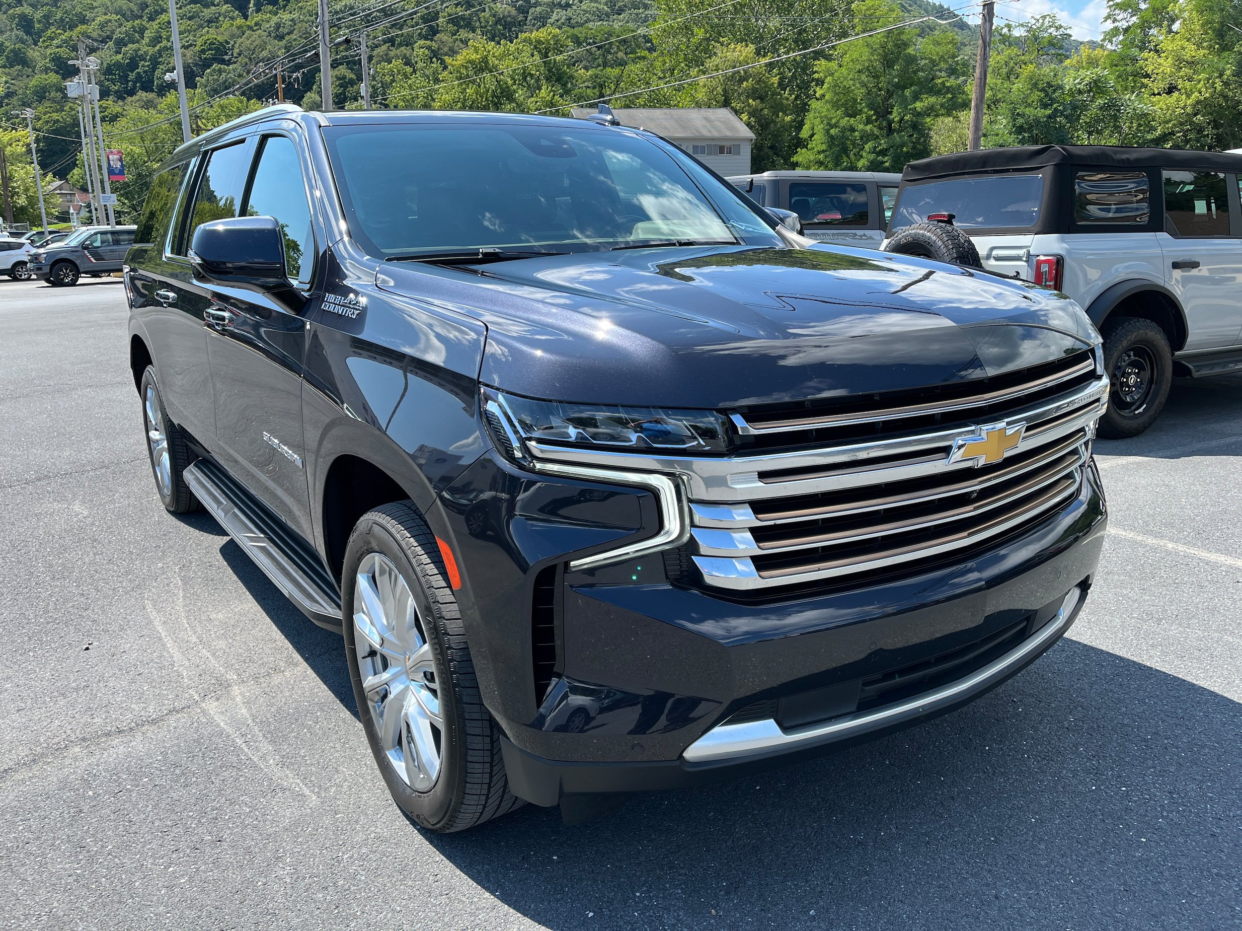 Used 2024 Chevrolet Suburban High Country AWD/4WD image 3