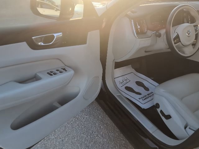 Used 2023 Volvo XC60 B5 Plus image 34