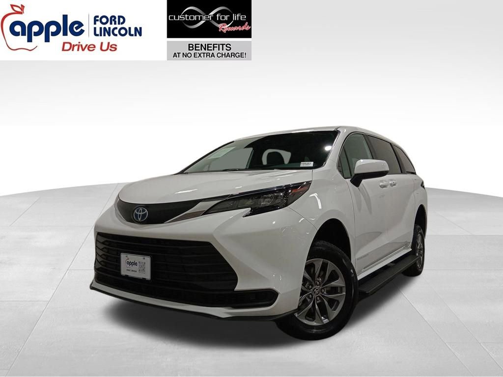 Used 2025 Toyota Sienna LE image 1