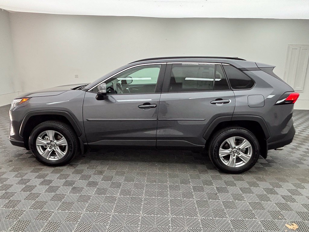 Used 2025 Toyota RAV4 XLE AWD/4WD image 12