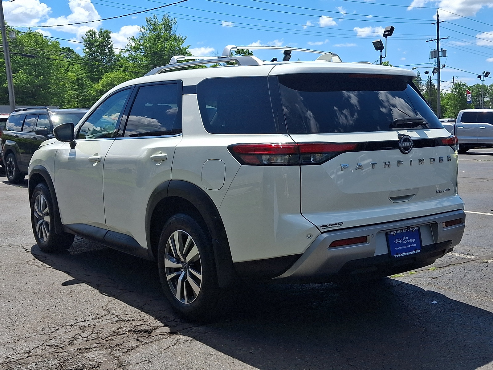 Used 2023 Nissan Pathfinder SL AWD/4WD image 5