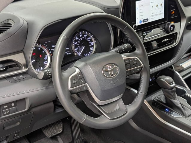Used 2023 Toyota Highlander XLE AWD/4WD image 10