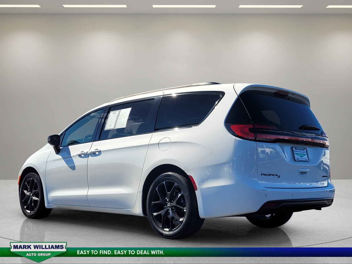 Used 2025 Chrysler Pacifica Limited FWD image 6