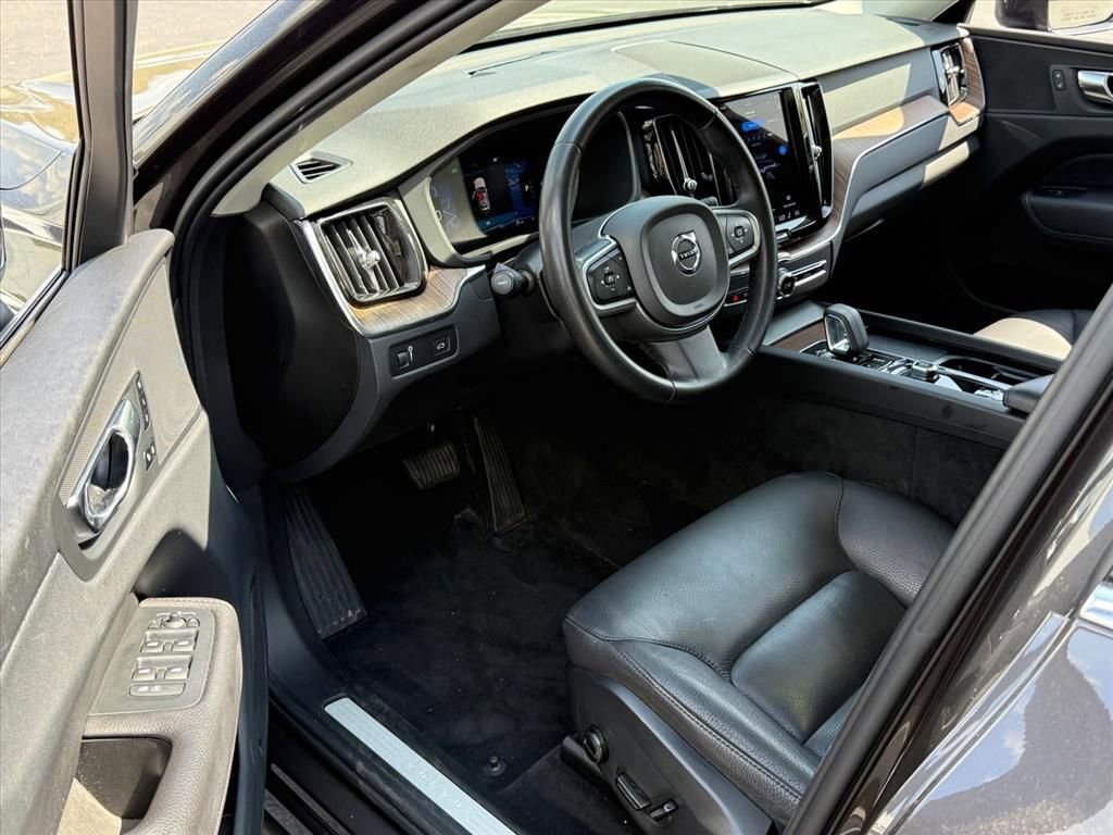 Used 2022 Volvo XC60 B5 Momentum AWD/4WD image 10