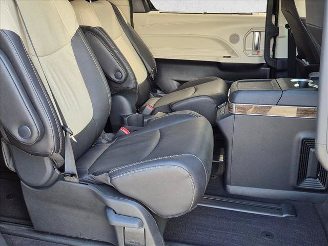 Used 2025 Toyota Sienna Platinum AWD/4WD image 19