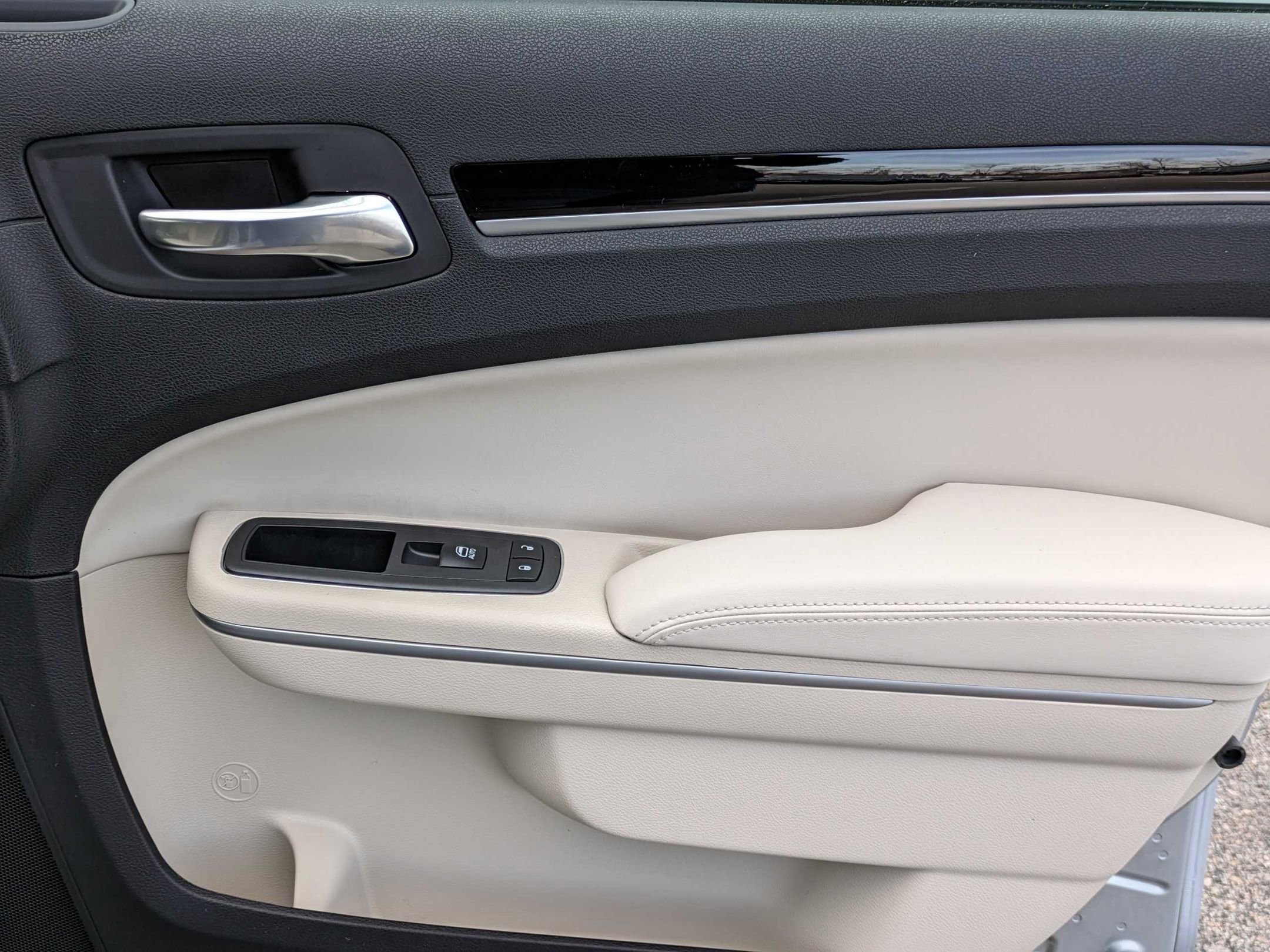 Used 2023 Chrysler 300 Touring w/ Sport Appearance Package image 35