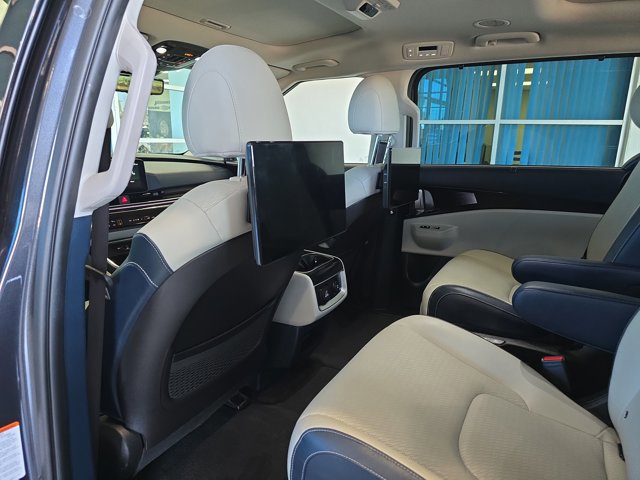 Used 2025 Kia Carnival SX Prestige image 7