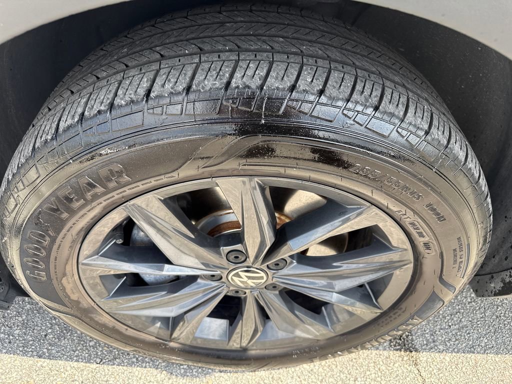 Used 2024 Volkswagen Tiguan SE w/ Panoramic Sunroof Package image 13