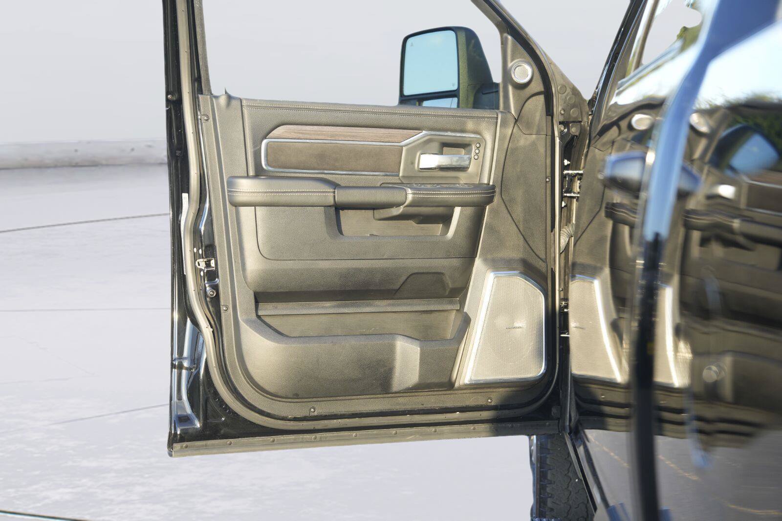 Used 2025 RAM 2500 Laramie AWD/4WD image 30