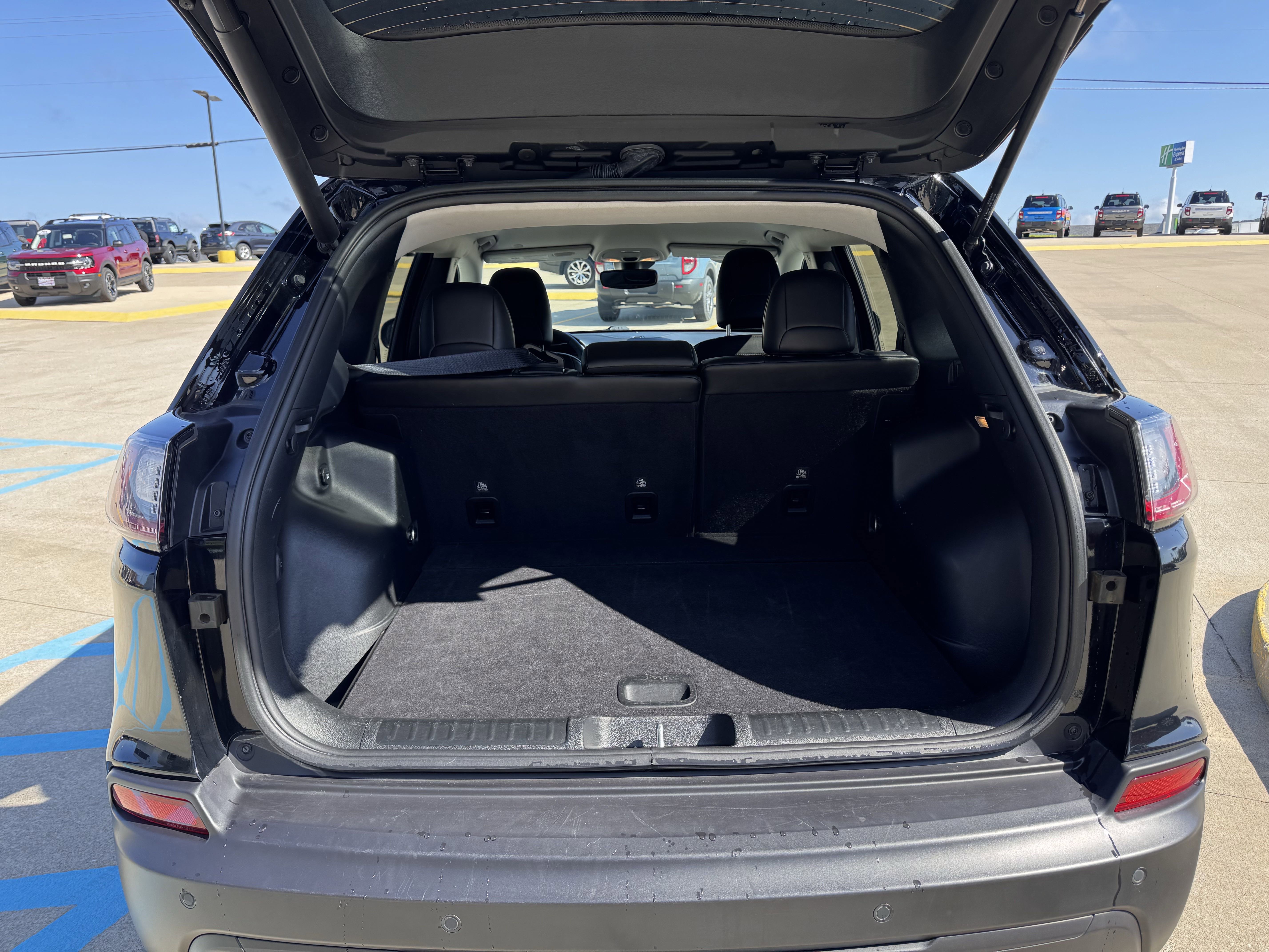 Used 2023 Jeep Cherokee Altitude Lux image 40