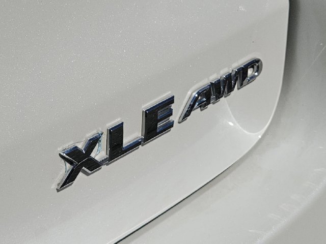 Used 2019 Toyota Highlander XLE AWD/4WD image 17