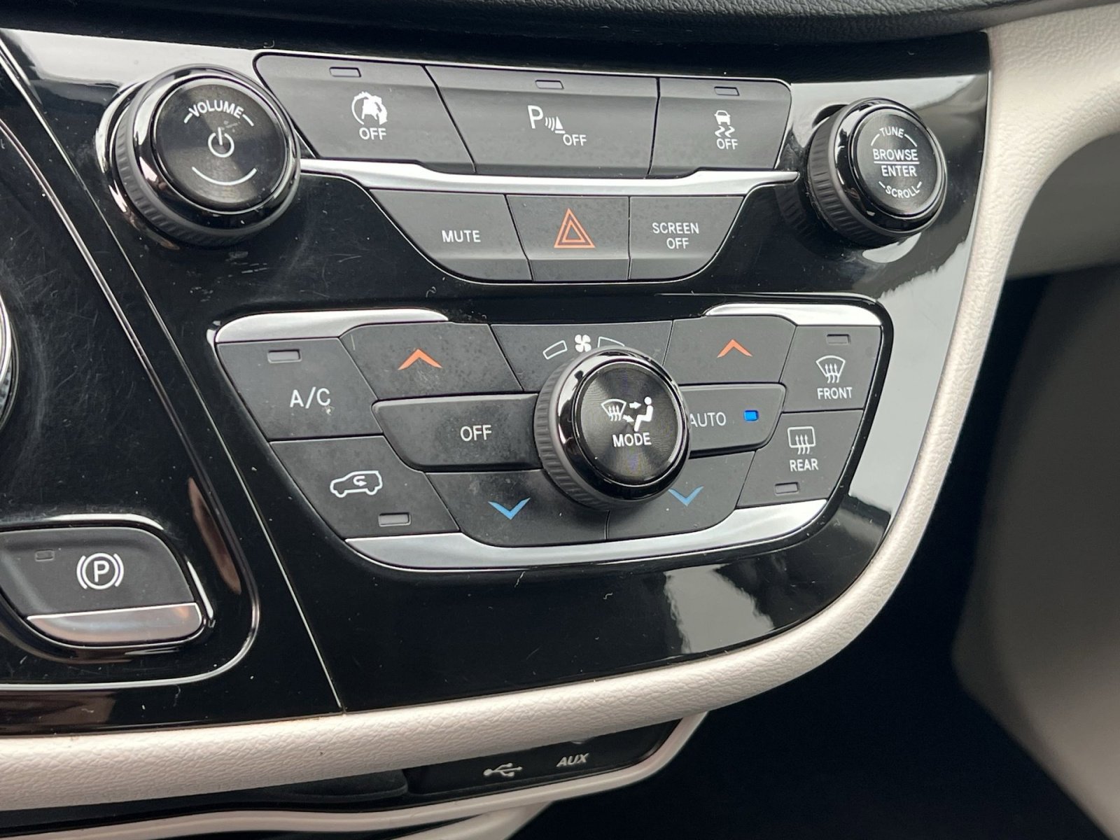Used 2018 Chrysler Pacifica Touring-L FWD image 29