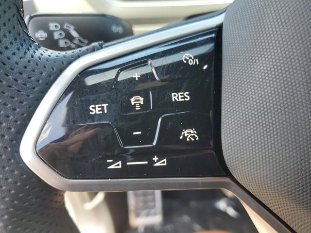 Used 2022 Volkswagen Tiguan SE R-Line image 26