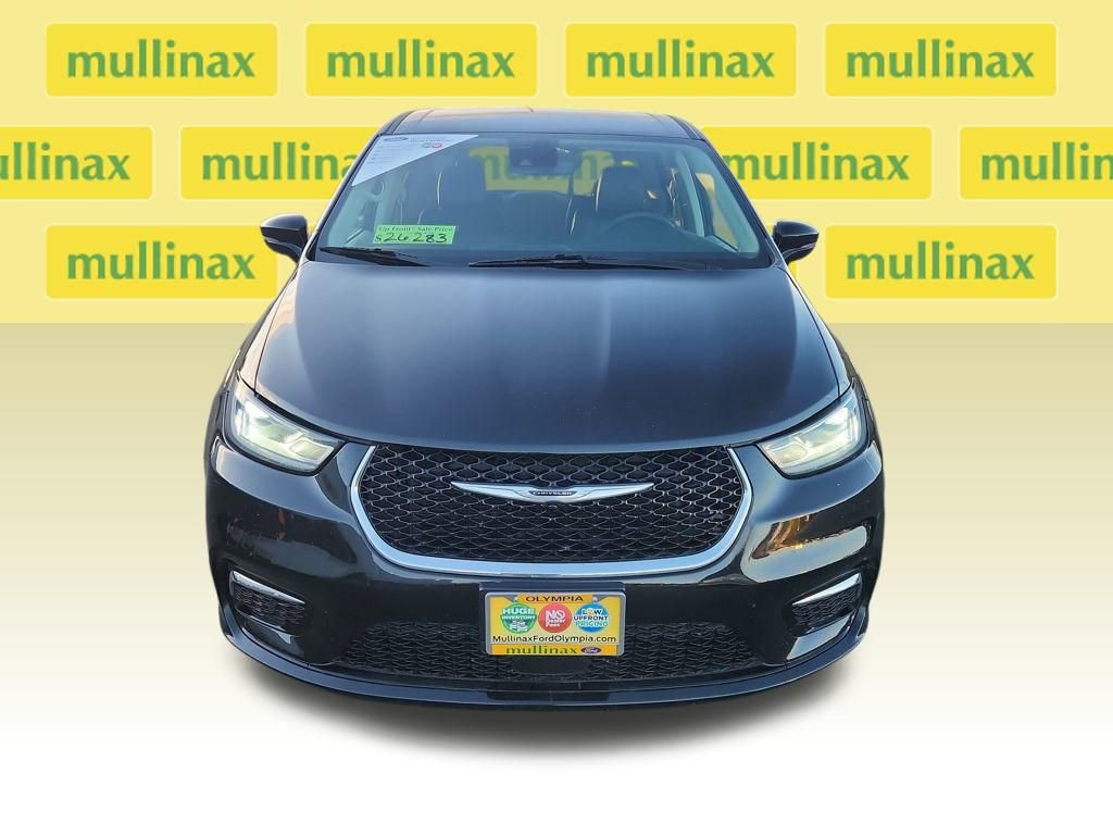 Used 2024 Chrysler Pacifica Touring-L image 16