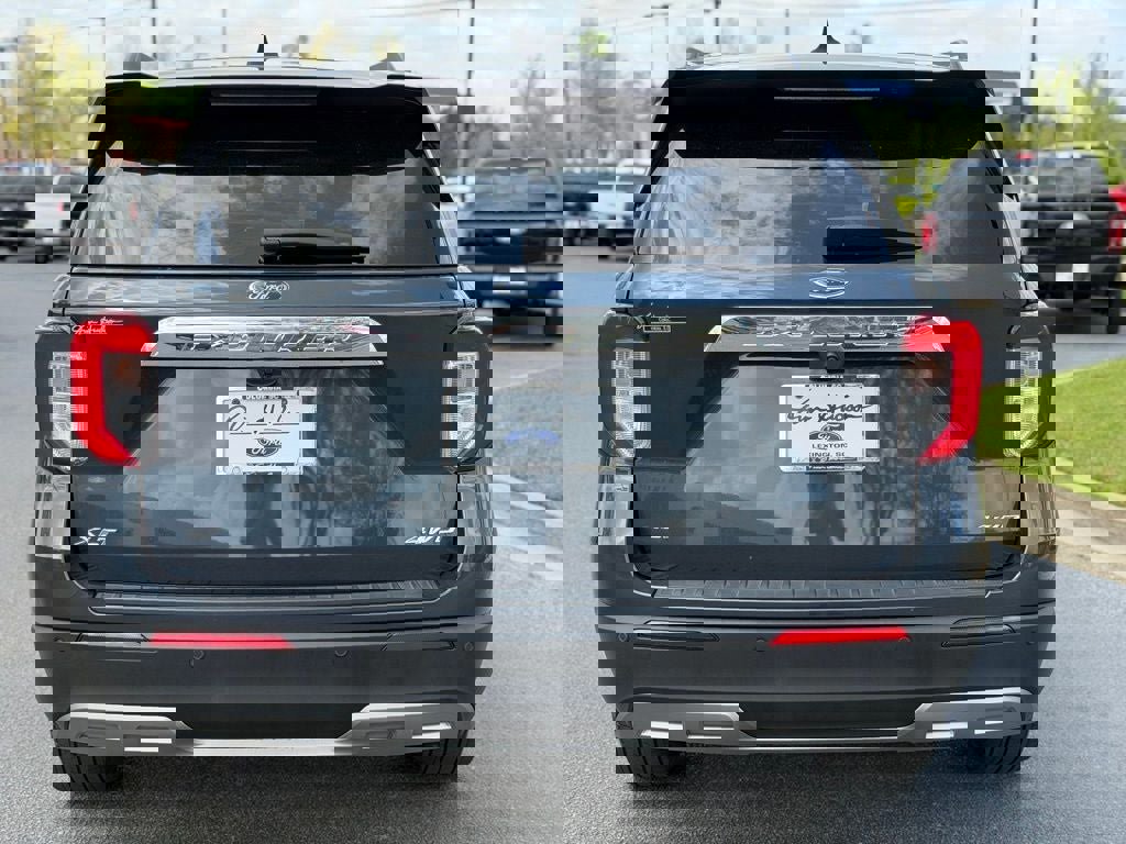 Certified 2022 Ford Explorer XLT w/ Equipment Group 202A image 3