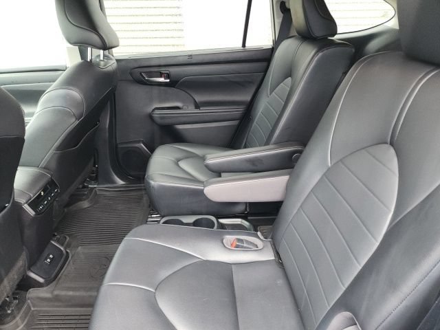 Used 2021 Toyota Highlander XLE AWD/4WD image 29