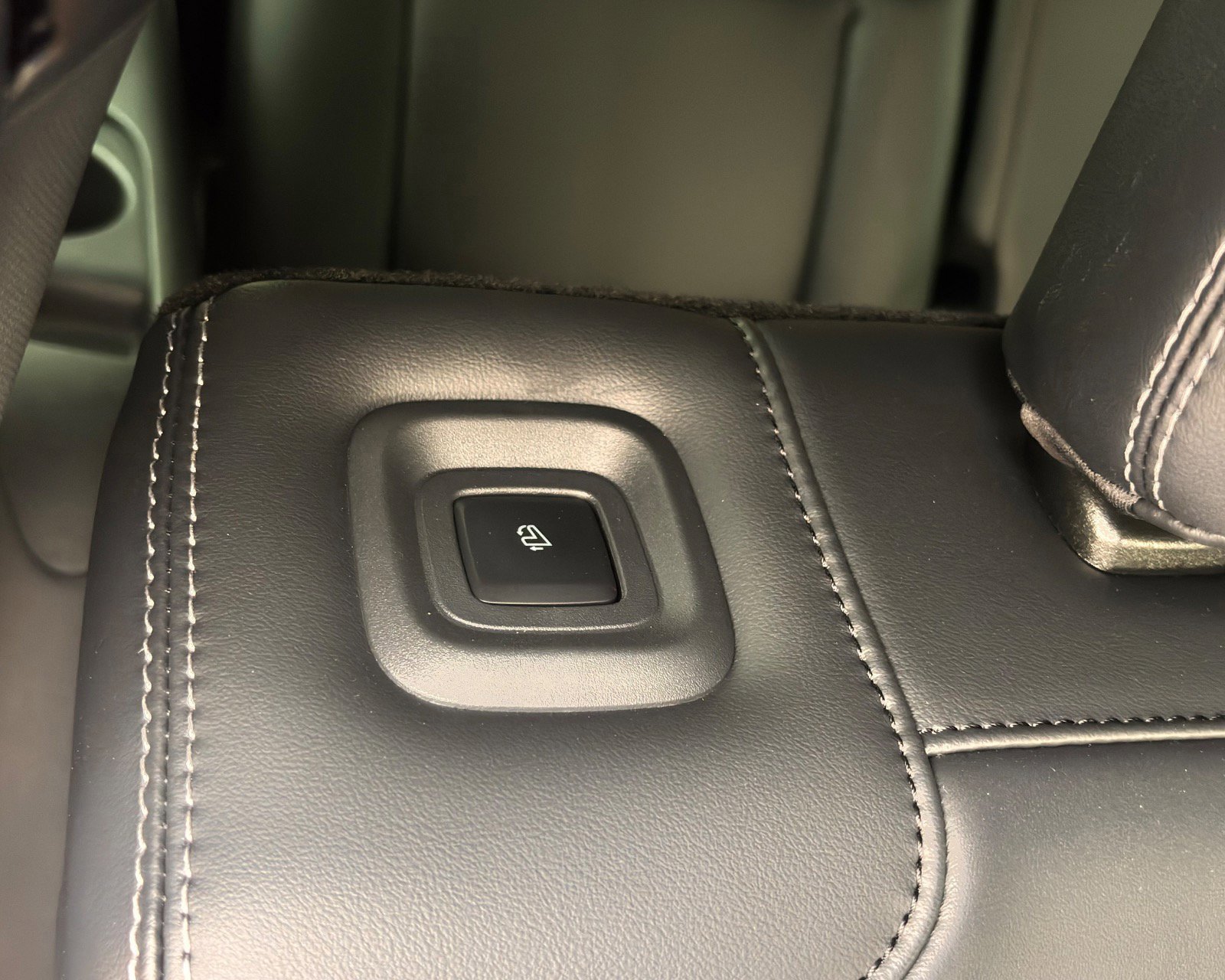 Certified 2025 Ford Expedition Platinum w/ Stealth Appearance Package image 32