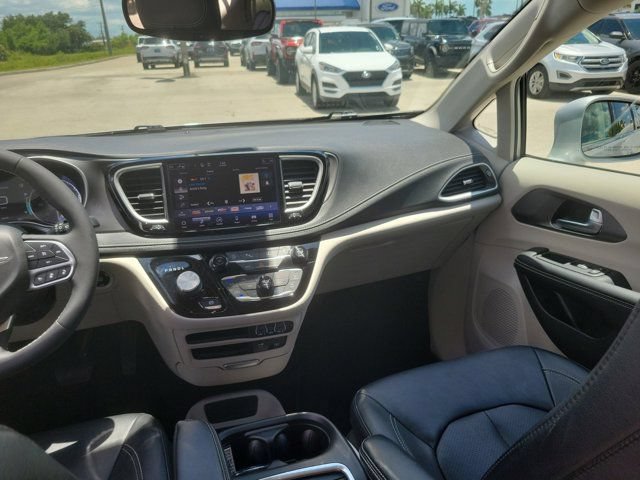 Used 2022 Chrysler Pacifica Touring-L AWD/4WD image 22