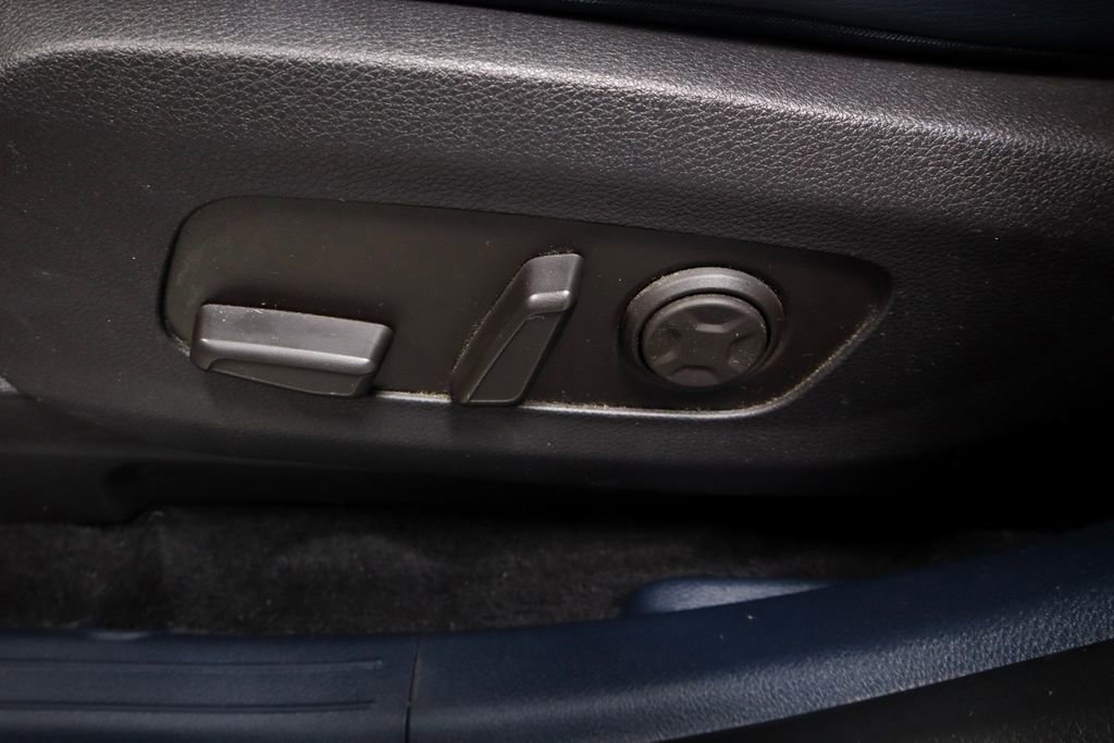 Used 2025 Kia Carnival EX image 26