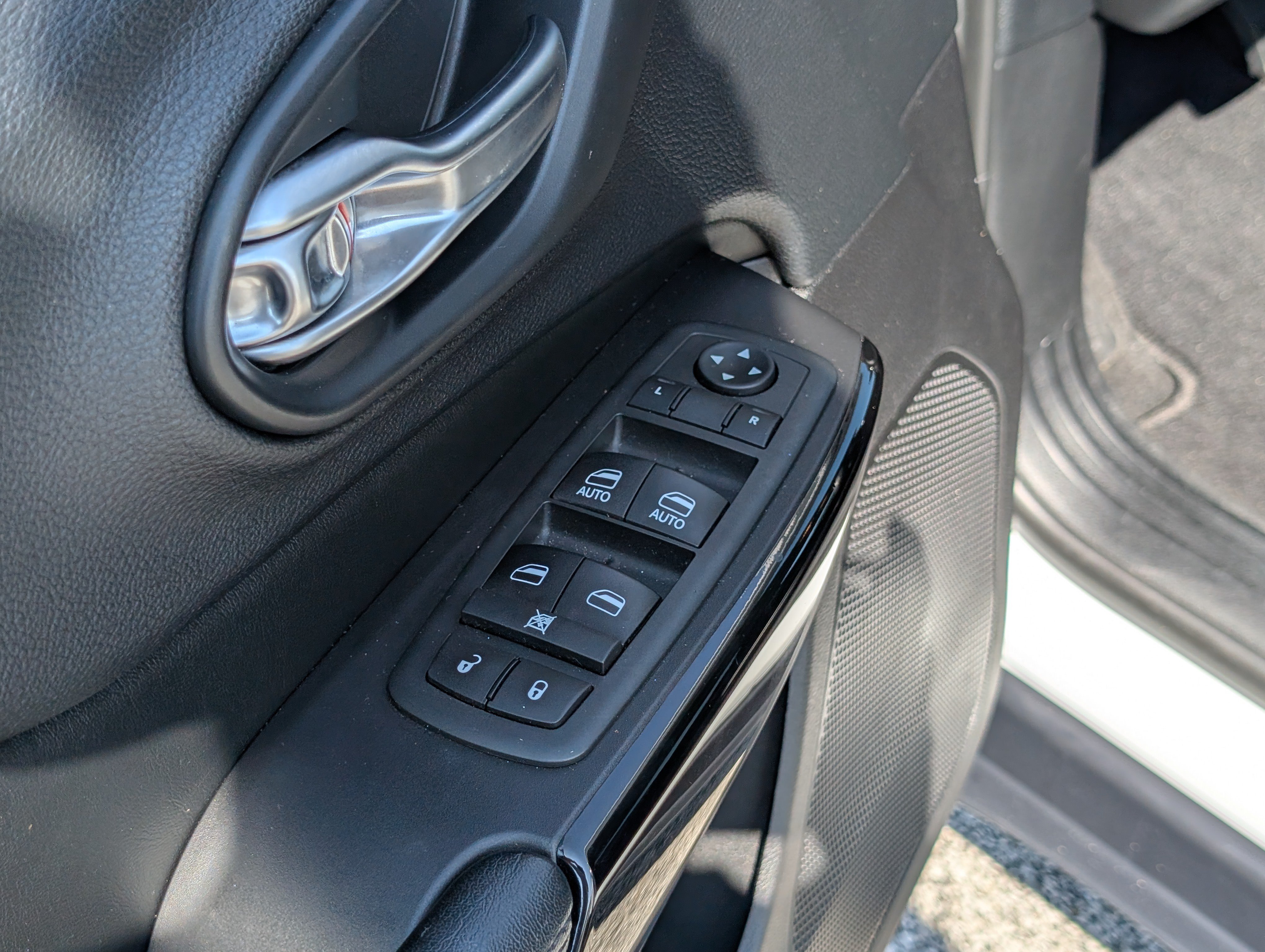 Used 2020 Jeep Cherokee Latitude Plus FWD image 20