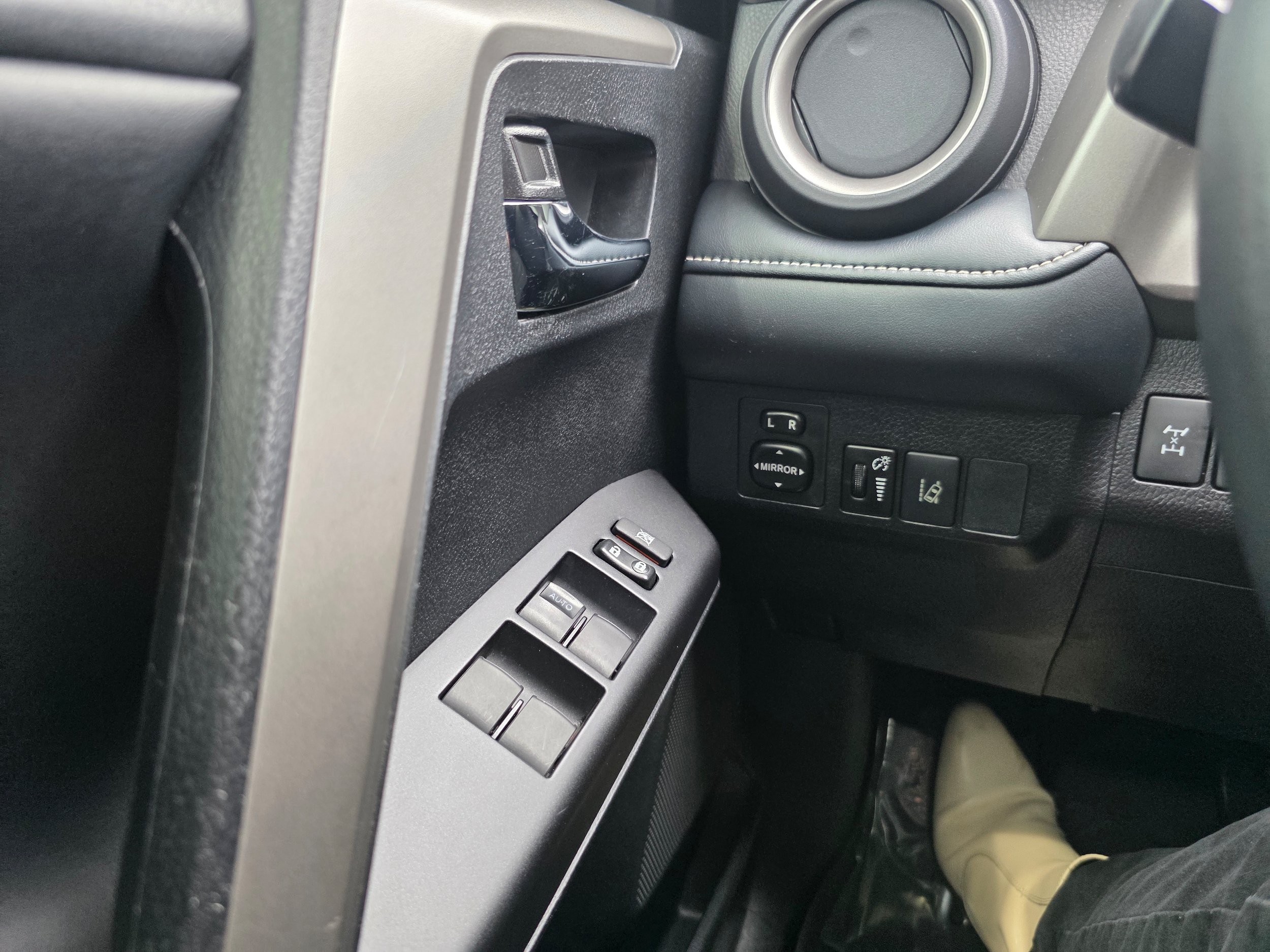 Used 2018 Toyota RAV4 XLE AWD/4WD image 18
