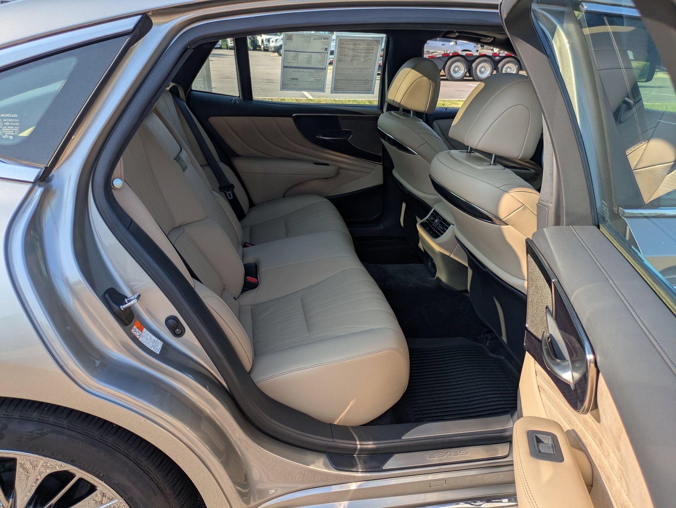 Used 2022 Lexus LS 500 w/ Interior Upgrade Package RWD image 35