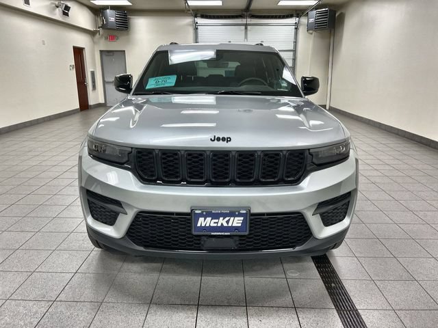 Used 2025 Jeep Grand Cherokee 4WD image 2