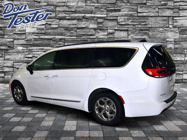 Used 2023 Chrysler Pacifica Limited image 3