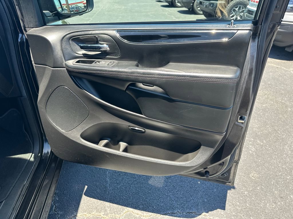 Used 2020 Dodge Grand Caravan SE FWD image 14