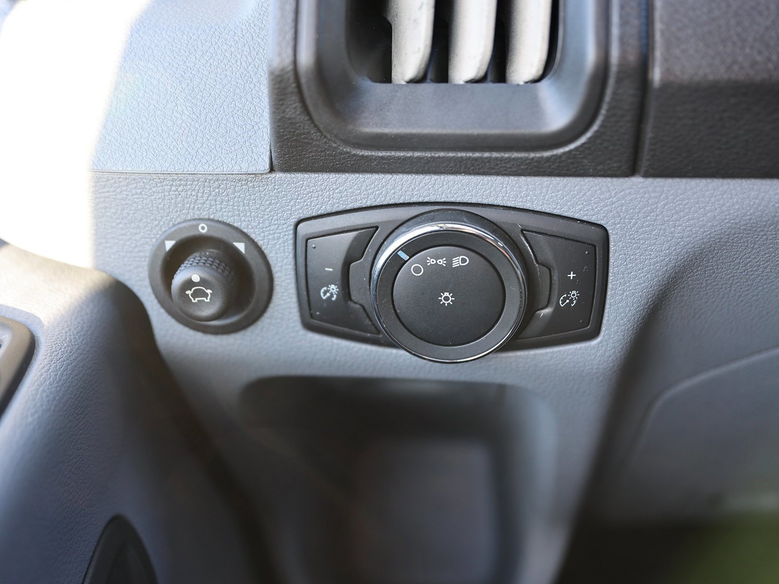 Certified 2019 Ford Transit 150 130 Low Roof image 29