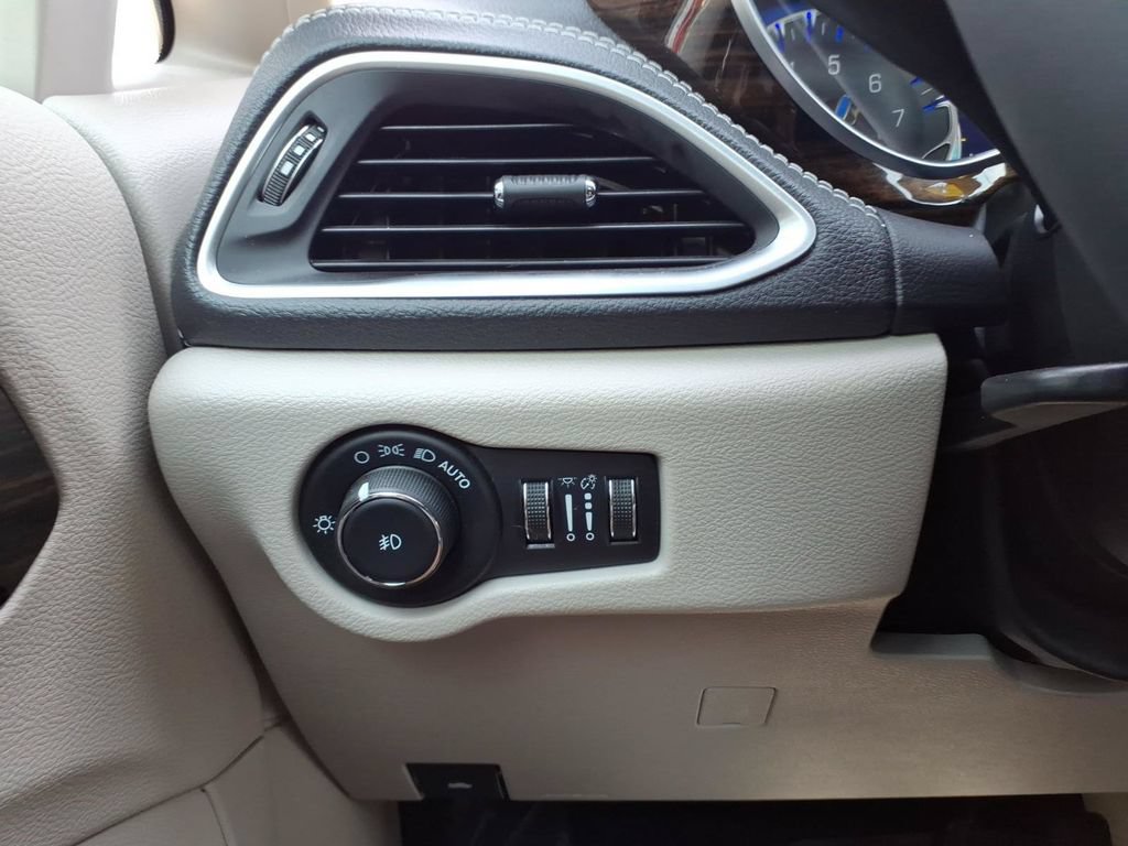 Used 2023 Chrysler Pacifica Limited AWD/4WD image 16