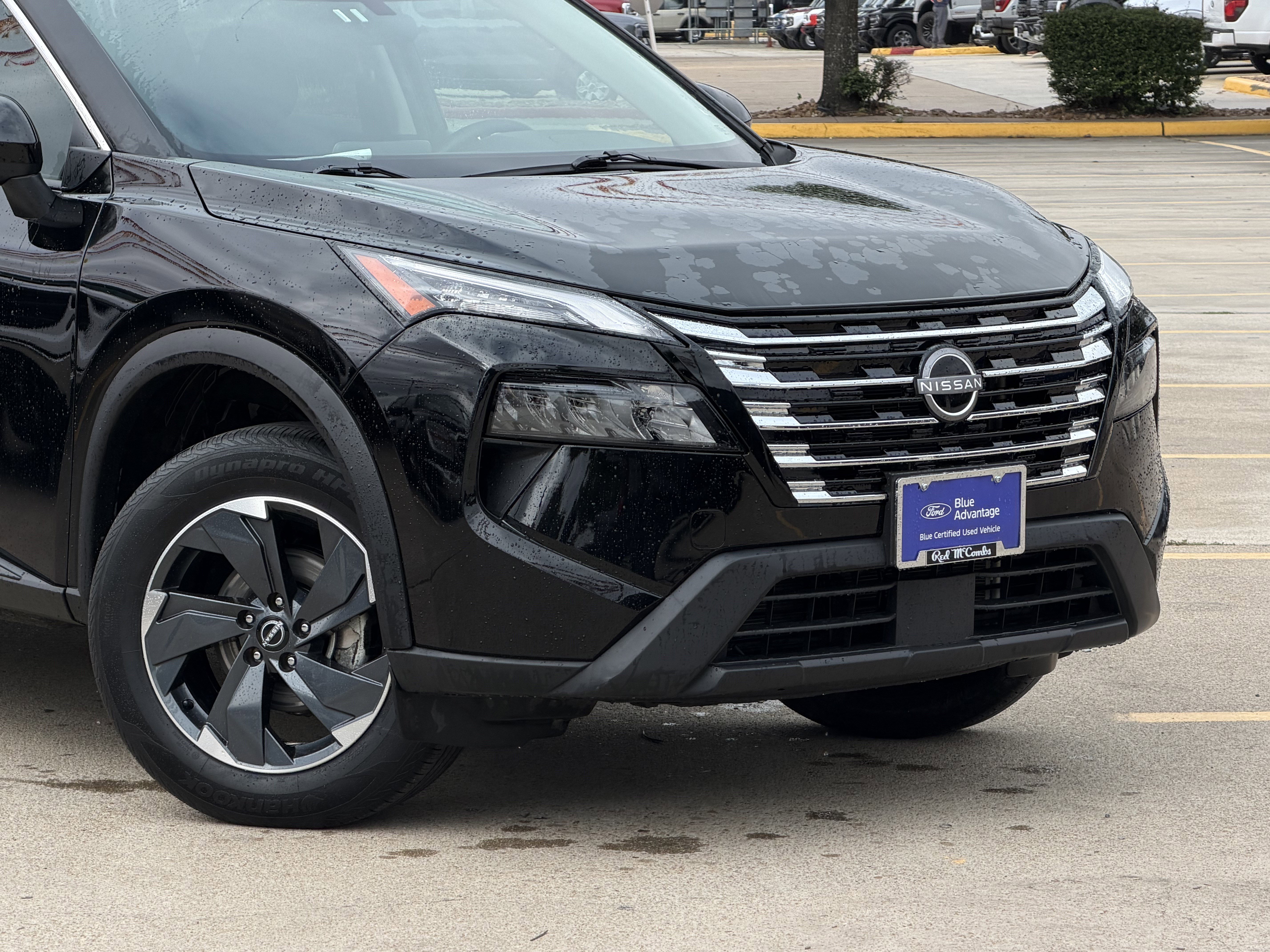 Used 2025 Nissan Rogue SV AWD/4WD image 2