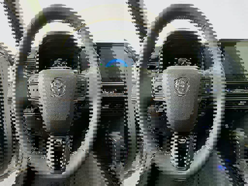 Used 2025 Toyota Camry SE image 16