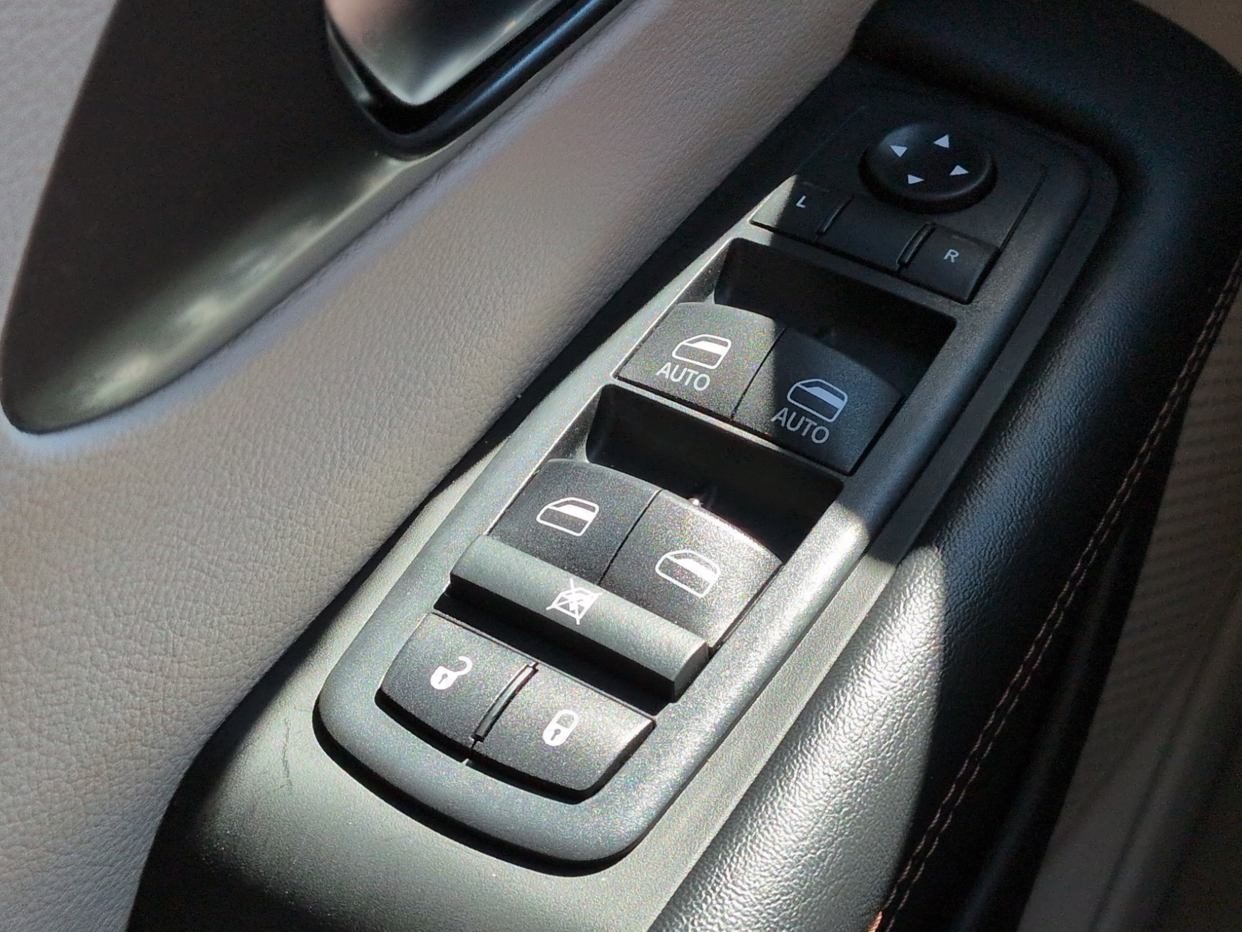 Used 2020 Chrysler Pacifica Touring-L FWD image 21