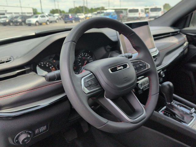 Used 2025 Jeep Compass Trailhawk AWD/4WD image 11