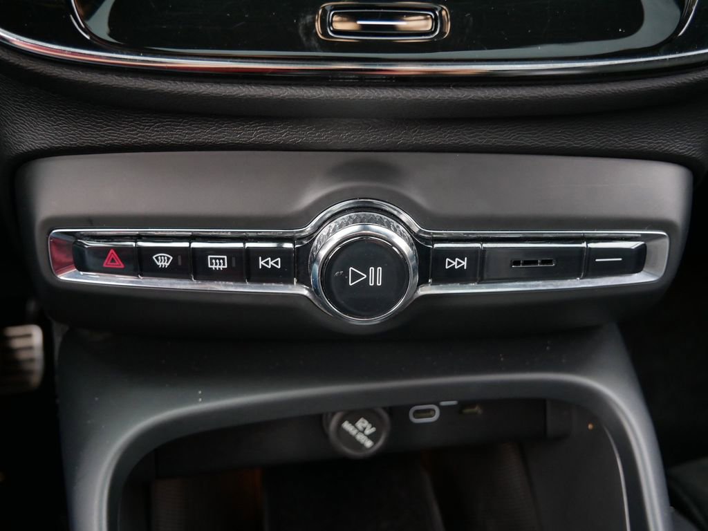 Used 2021 Volvo XC40 P8 Recharge w/ Advanced Package image 24