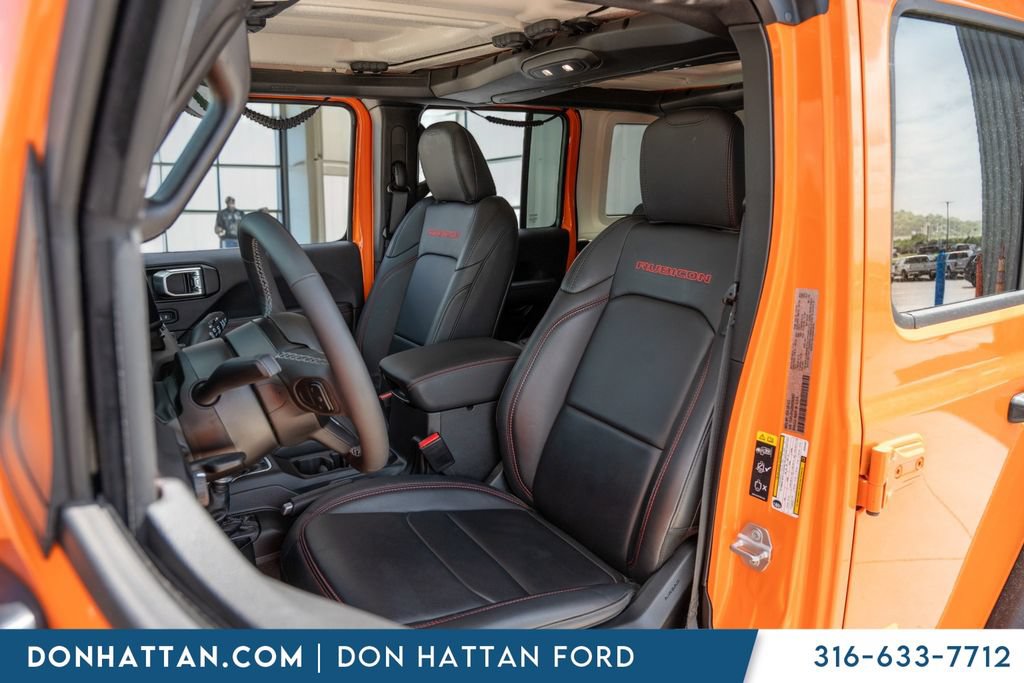 Used 2025 Jeep Wrangler Unlimited Rubicon w/ Convenience Group AWD/4WD image 4