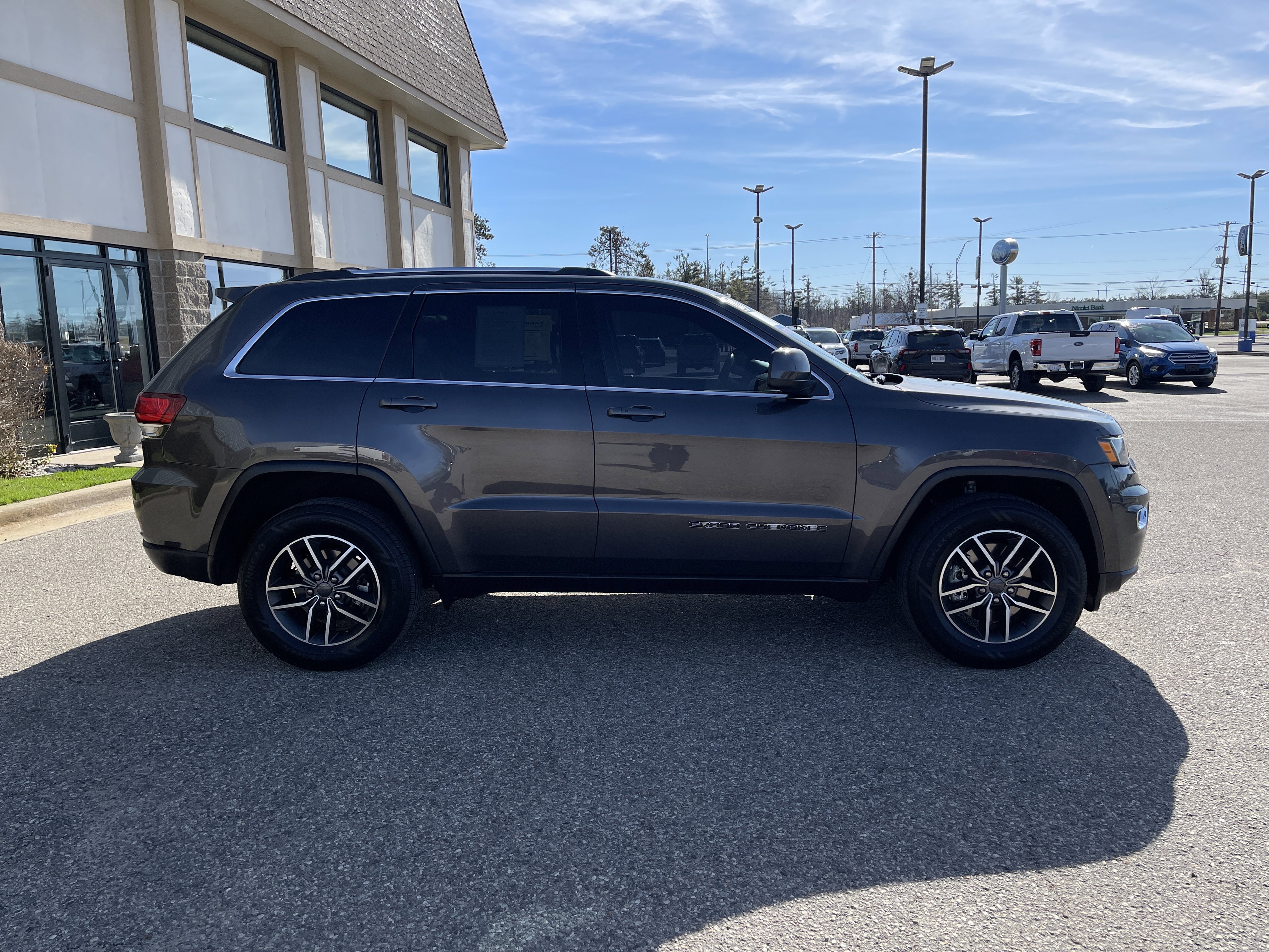 Used 2021 Jeep Grand Cherokee Laredo w/ Trailer Tow Group IV AWD/4WD image 2