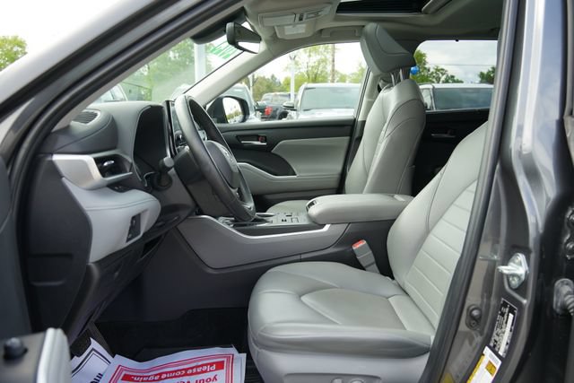 Used 2023 Toyota Highlander XLE AWD/4WD image 12