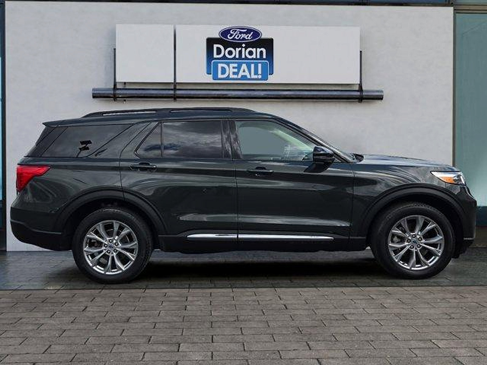 Certified 2024 Ford Explorer XLT w/ Equipment Group 202A AWD/4WD image 2